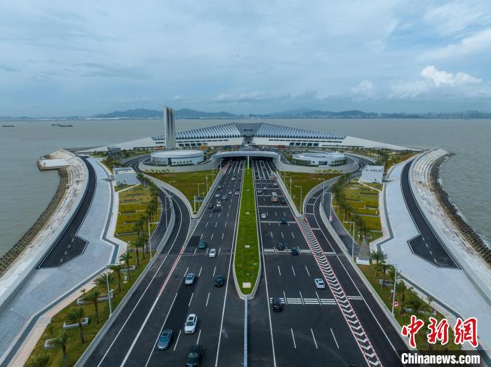 深中通道西人工岛迎来车流