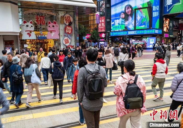 香港铜锣湾街头市民游客众多 香港铜锣湾街头市民游客众多