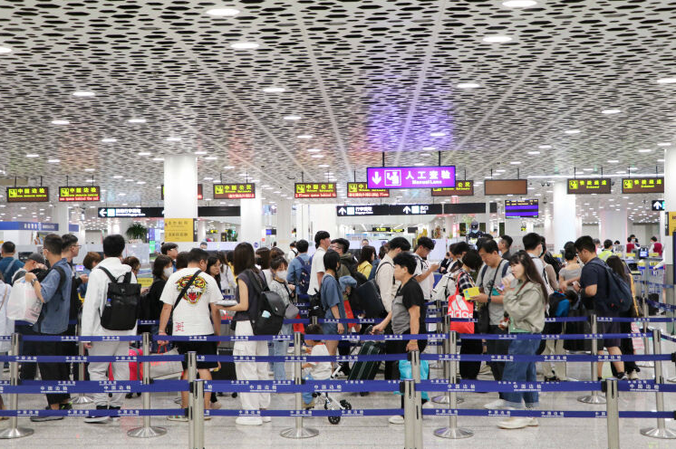 清明假期过关场面
