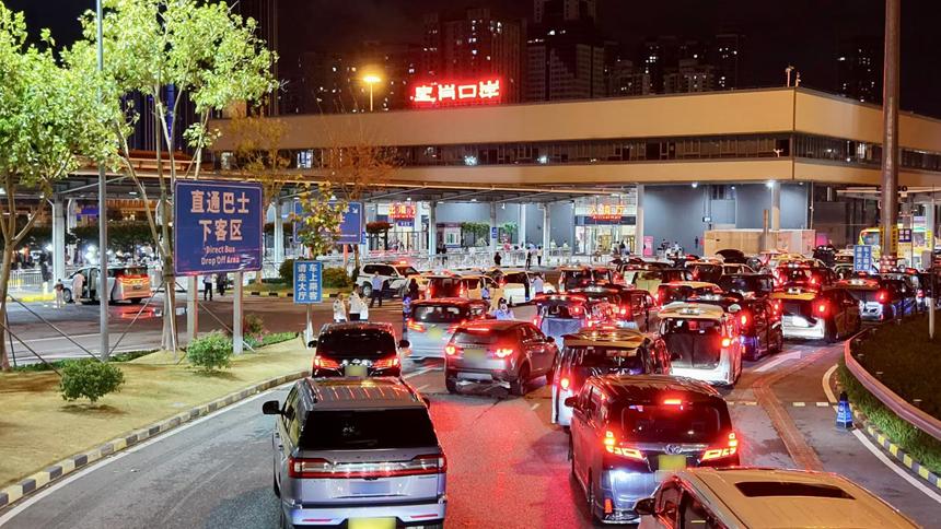 大量悬挂粤港两地牌的车辆经皇岗口岸入境