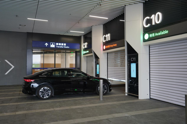 车辆开进存车处。摄/伍超贤