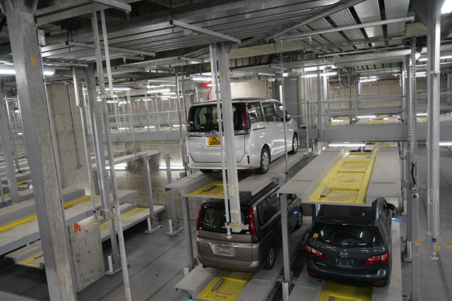 转机停车场停车区内部。摄/伍超贤