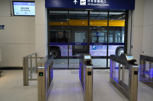 易泊飞接驳巴士闸机。摄/伍超贤