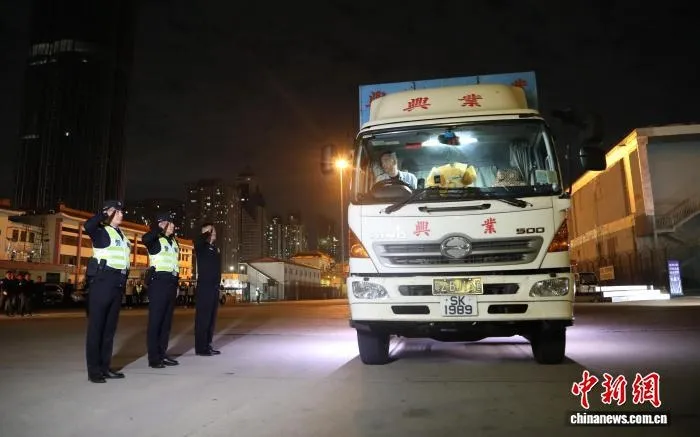 皇岗边检站民警向驾驶最后一辆出境车辆司机致敬。皇岗边检站供图