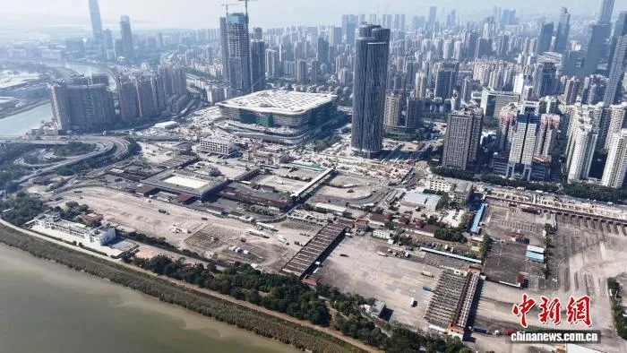 俯瞰皇岗口岸货检入出境查验场地。皇岗边检站供图