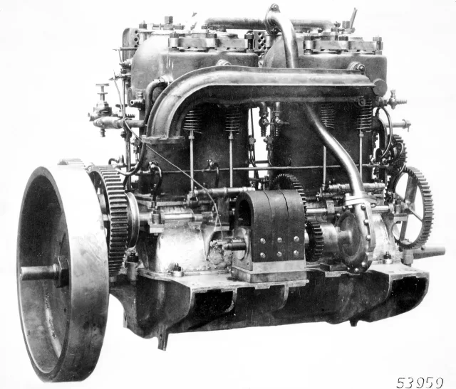 1900 年的 Mercedes 35 hp 发动机 1900 年的 Mercedes 35 hp 发动机
