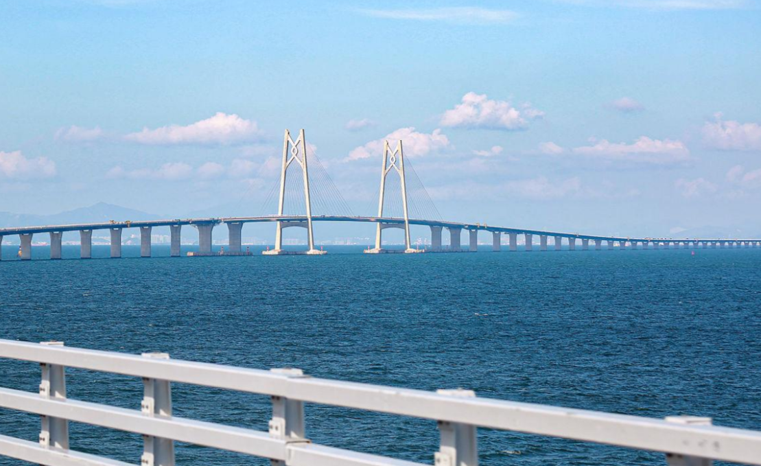 港珠澳大桥青州航道桥全景，大桥宏伟气势及“中国结”桥塔