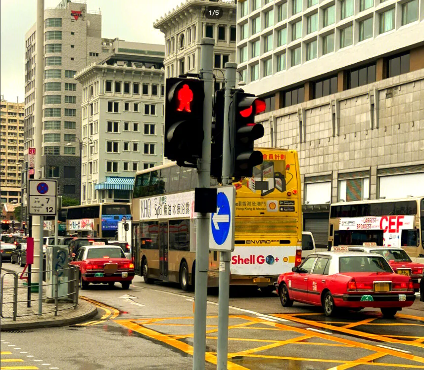 香港交通标志与红绿灯示例