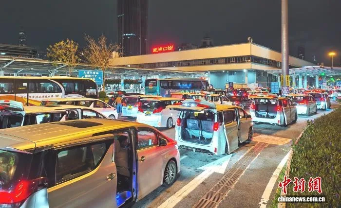 凌晨时段不少悬挂粤港两地牌的车辆经皇岗口岸入境。皇岗边检站供图